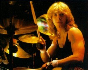 Morre baterista Clive Burr que tocou no Iron Maiden